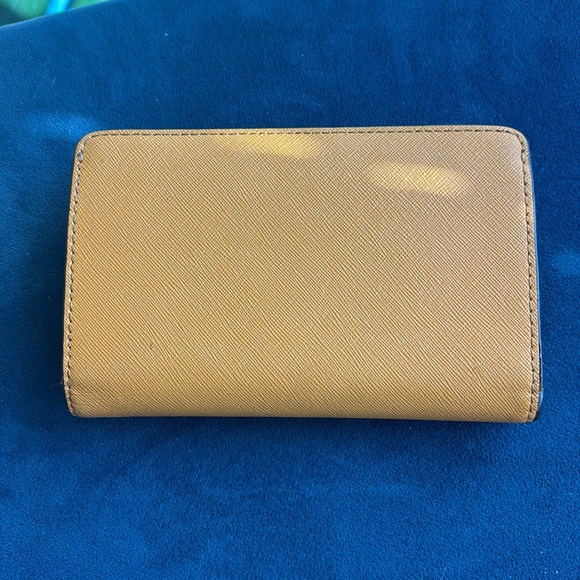 Michael Kors Continental wallet with 5 pockets, 7 card holders and change pocket - Picture 7 of 9